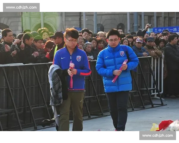 川超星光寄哀思：球迷亮灯送别小球迷林子金